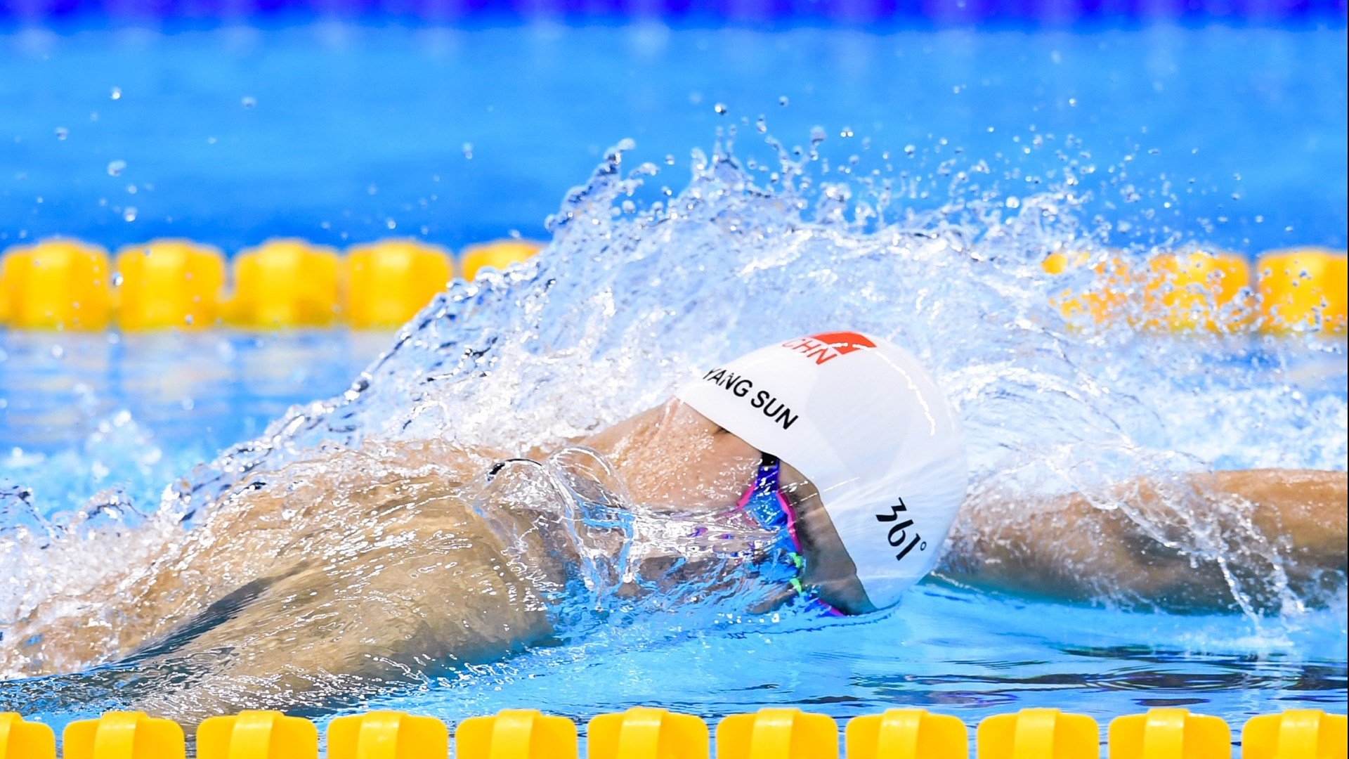 “德甲豪门密切追赶，冠军之战悬而未决”，德甲冠名